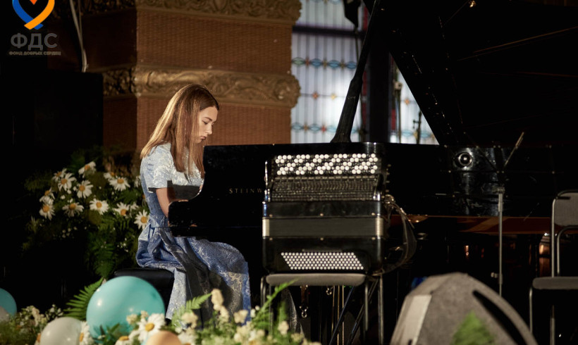 Фортепианное соло — Полина Антоненко, на концерте «Звезды Детям»